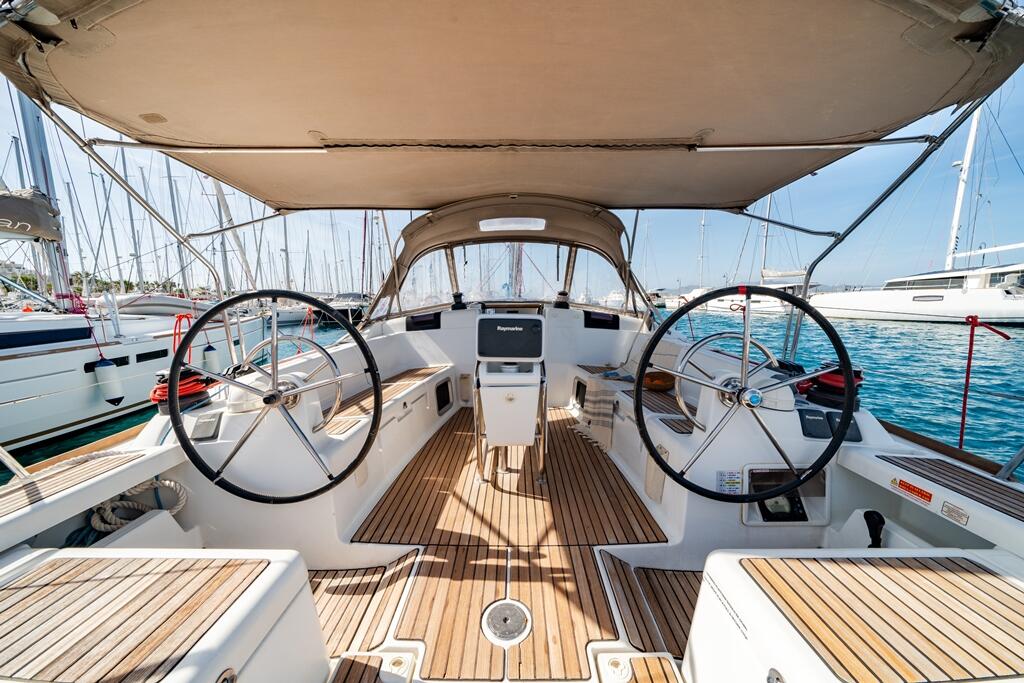 Sailing yacht 