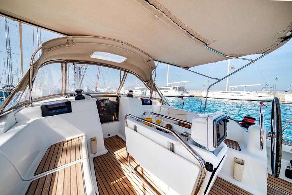 Sailing yacht 