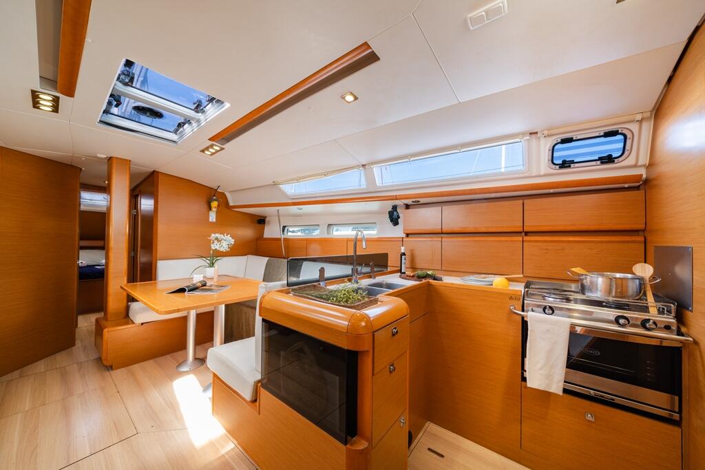 Sailing yacht 