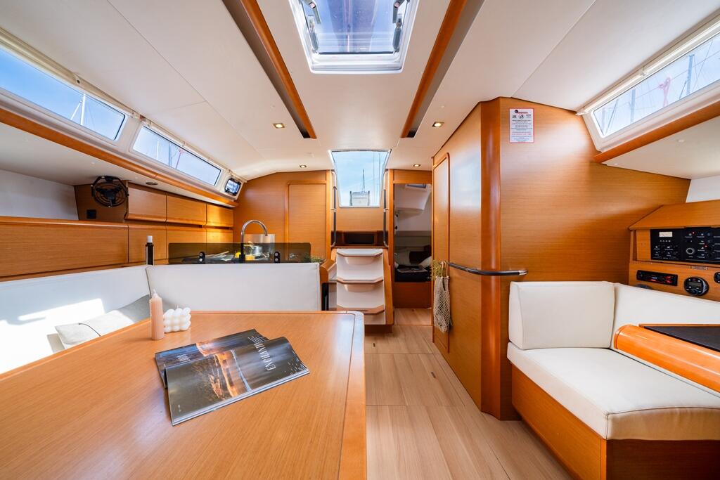 Sailing yacht 