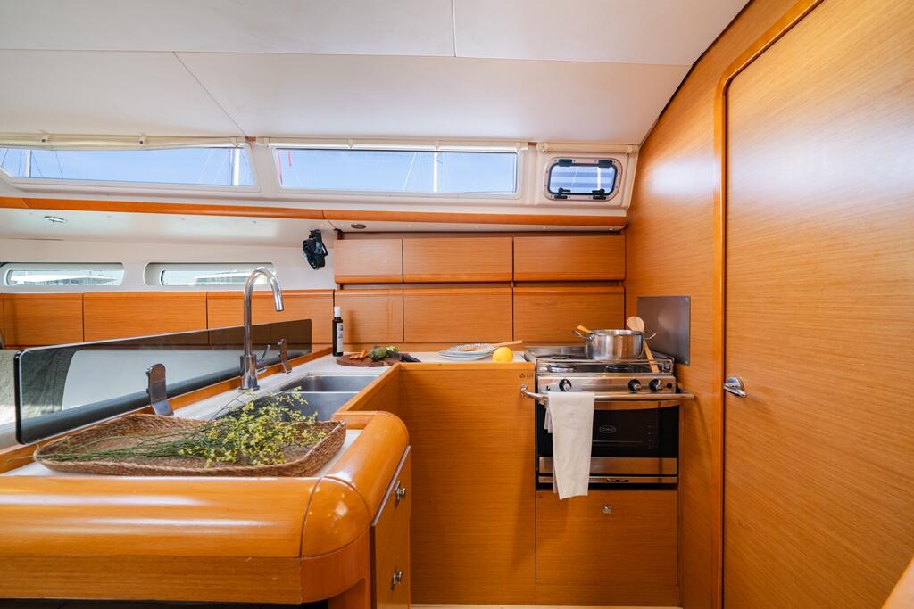 Sailing yacht 