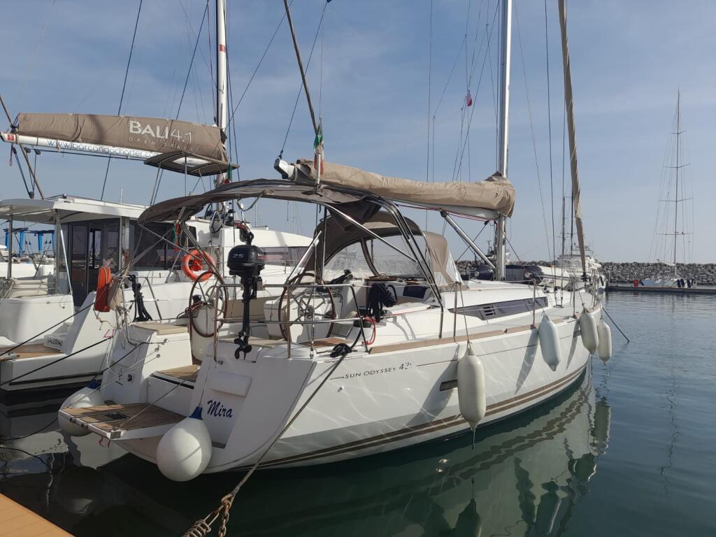 Sailing yacht 