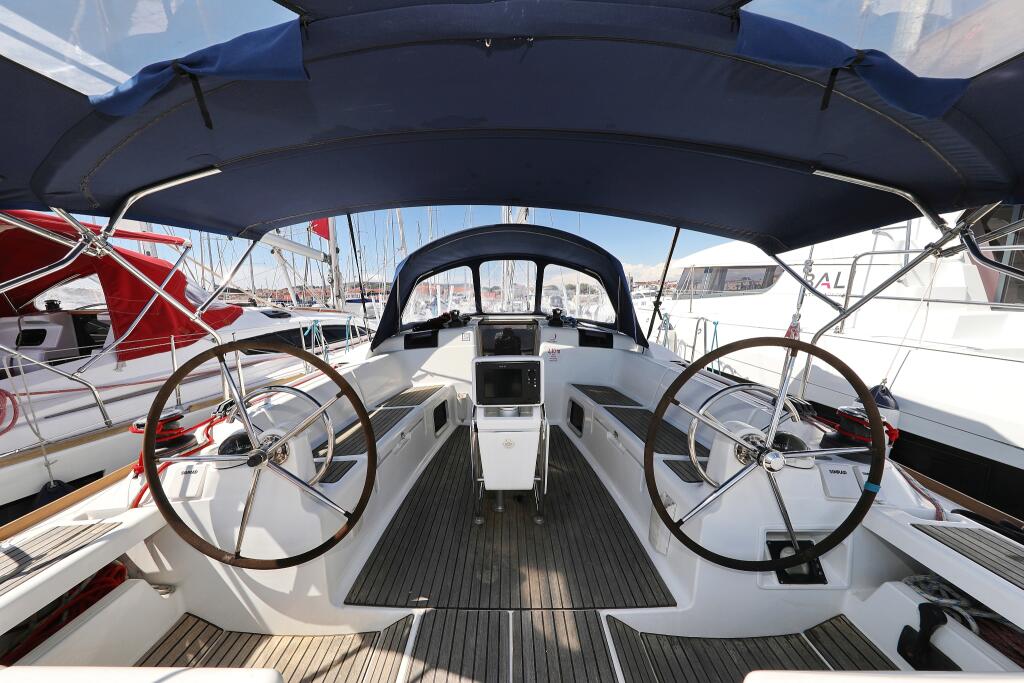 Sailing yacht 