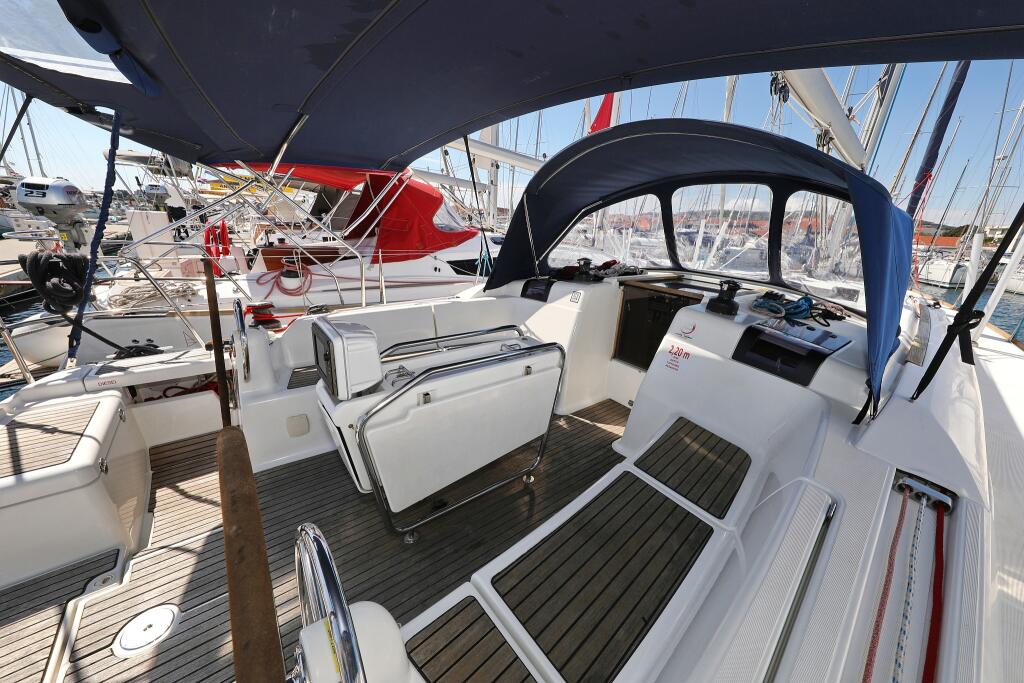 Sailing yacht 