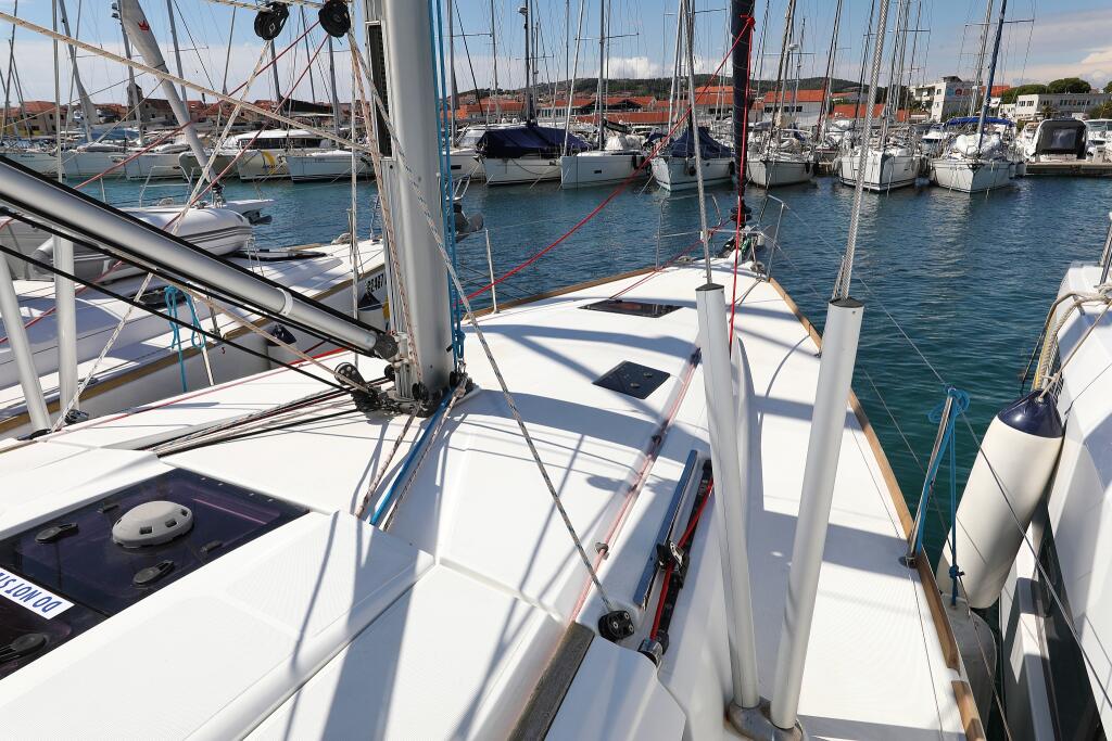 Sailing yacht 