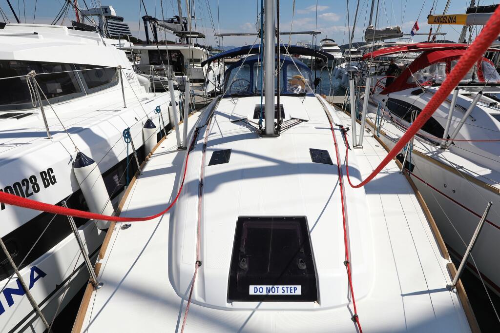 Sailing yacht 