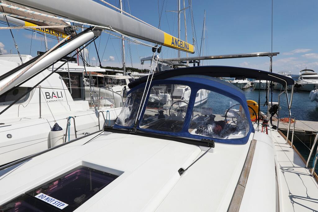 Sailing yacht 