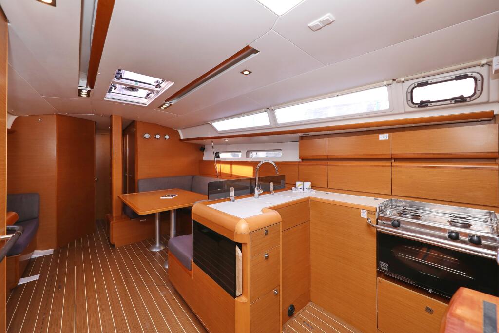 Sailing yacht 