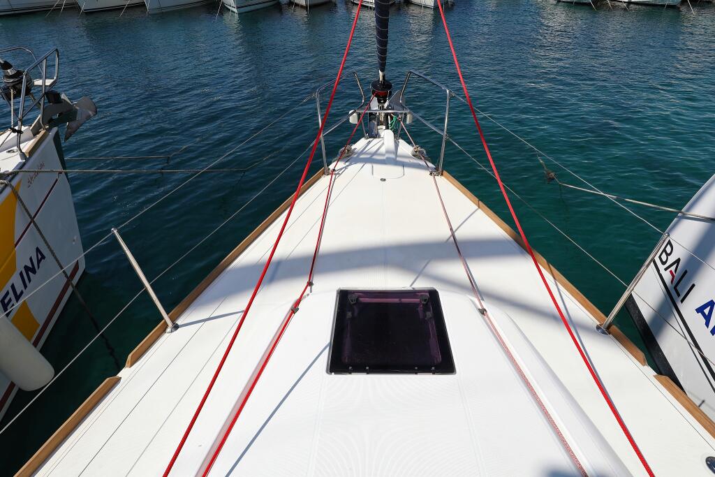 Sailing yacht 