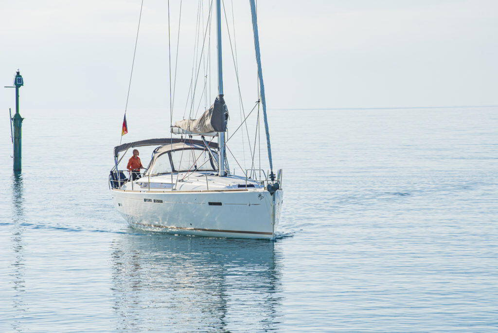 Sailing yacht 
