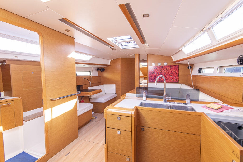 Sailing yacht 