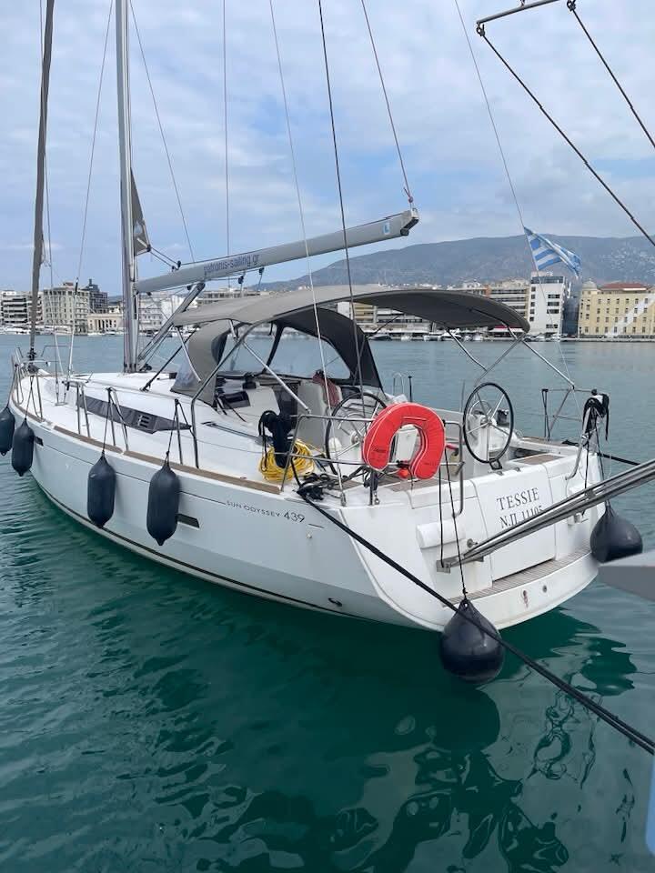 Sailing yacht 