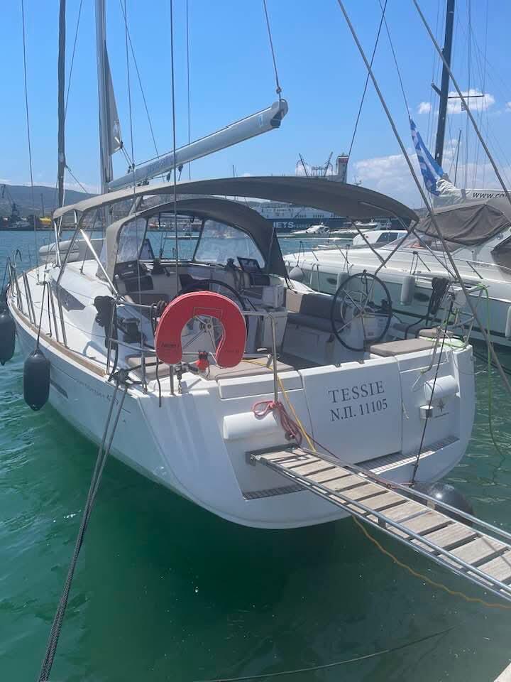 Sailing yacht 