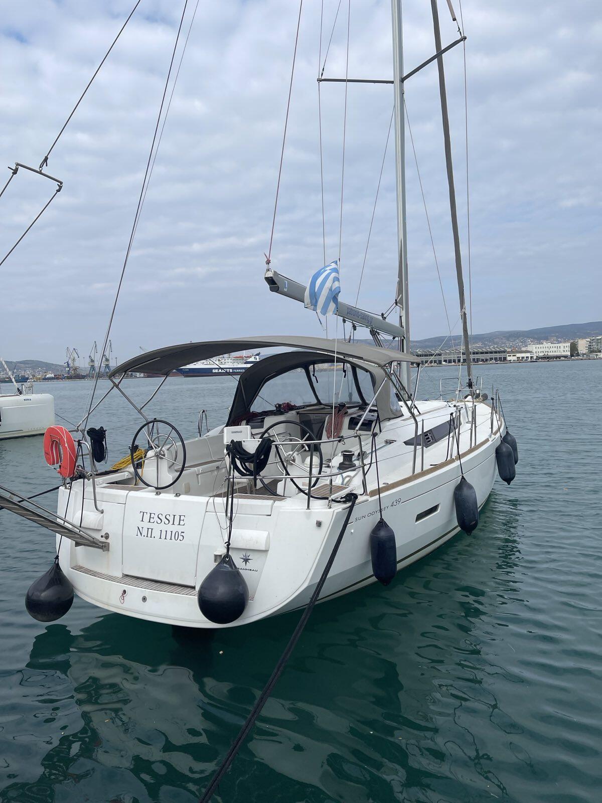 Sailing yacht 