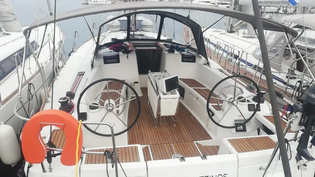 Sailing yacht 