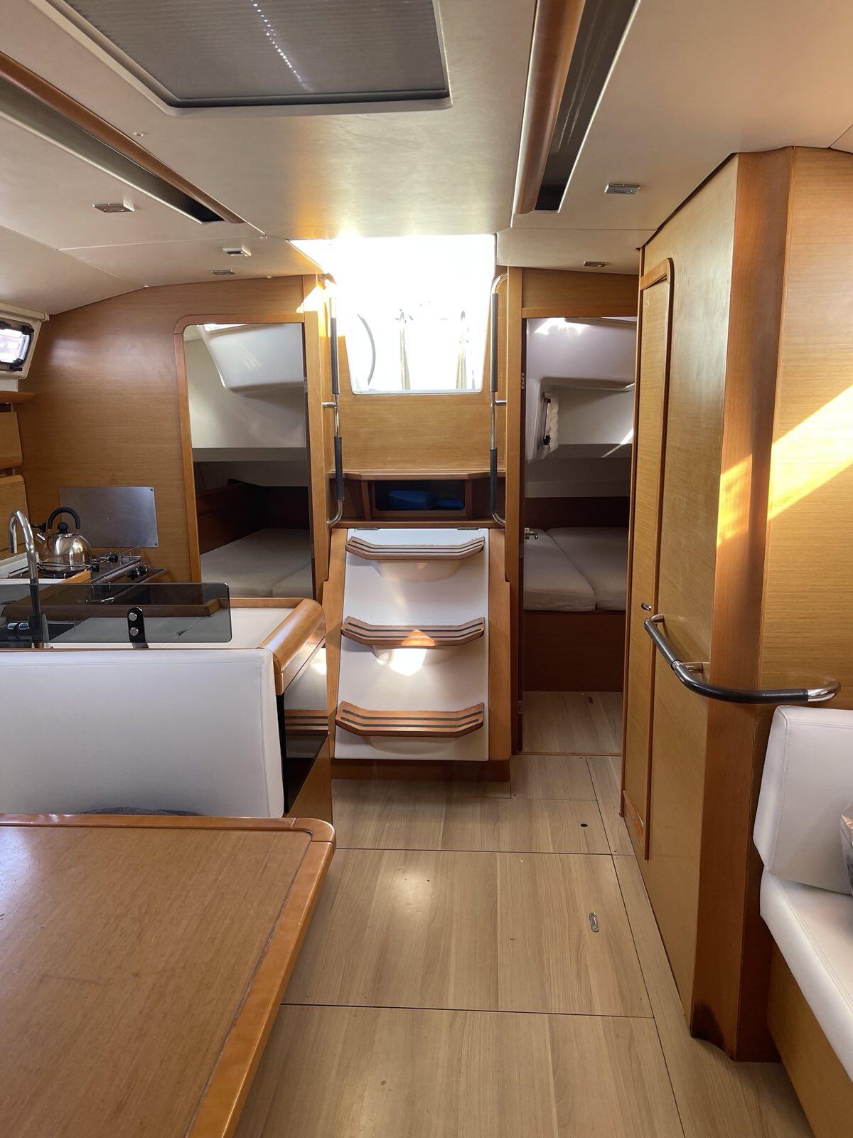 Sailing yacht 
