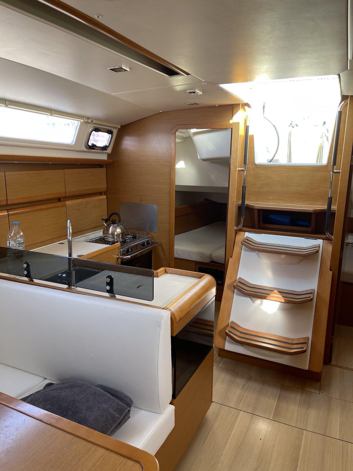 Sailing yacht 