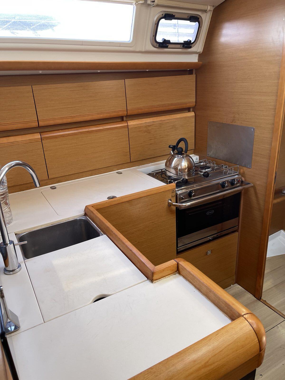 Sailing yacht 