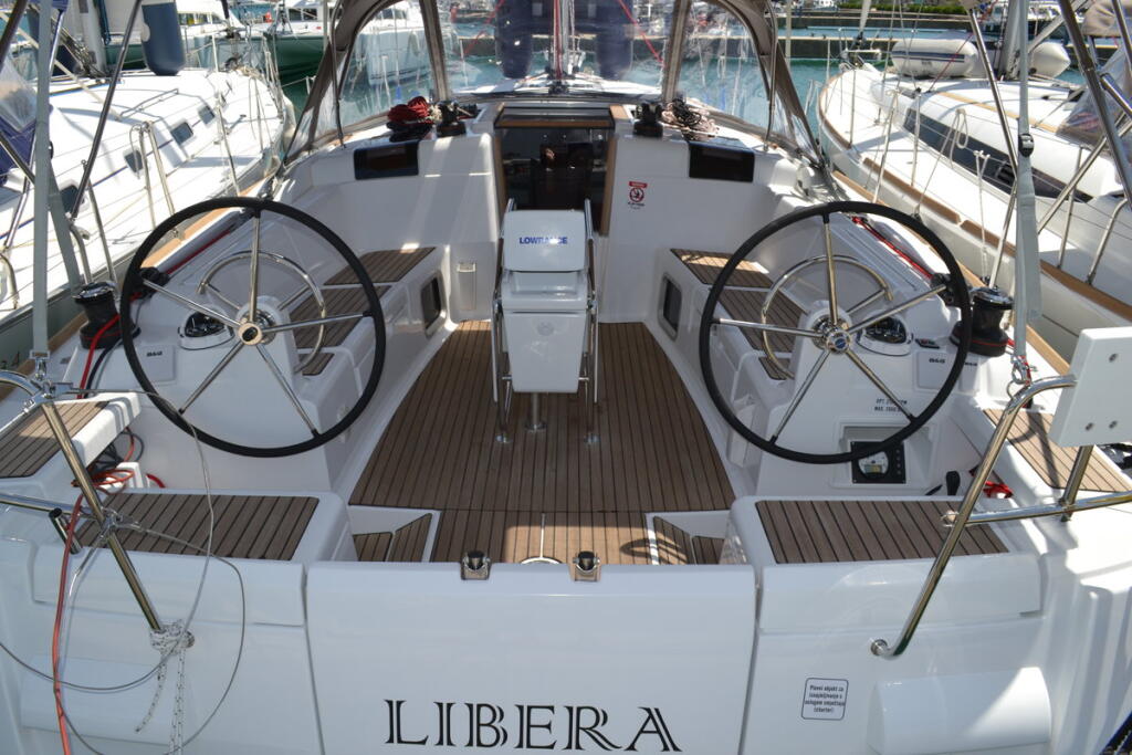 Sailing yacht 