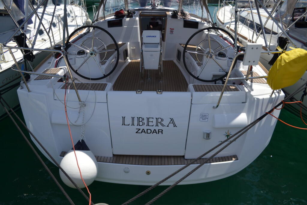 Sailing yacht 