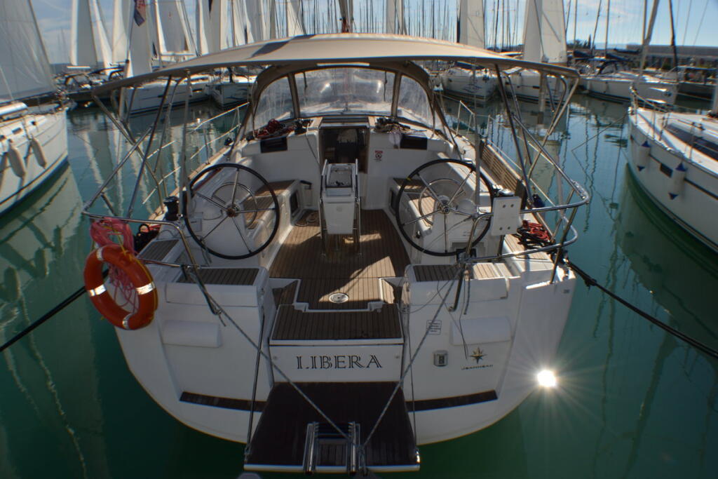 Sailing yacht 