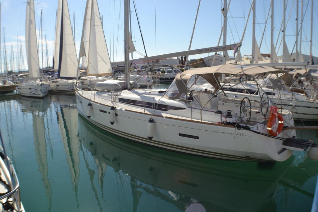 Sailing yacht 