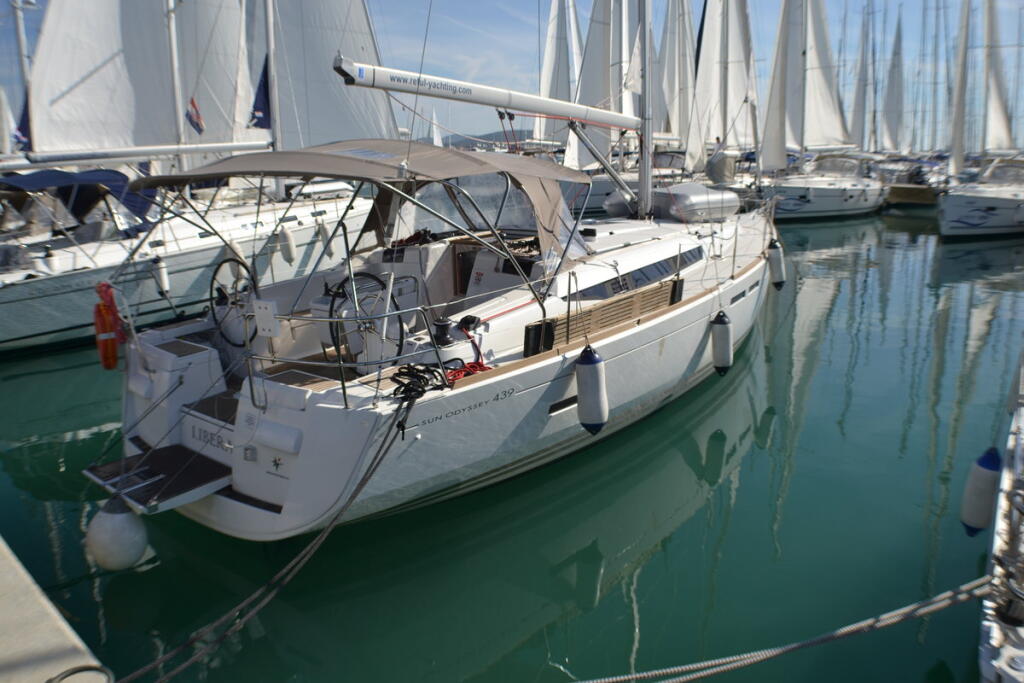 Sailing yacht 