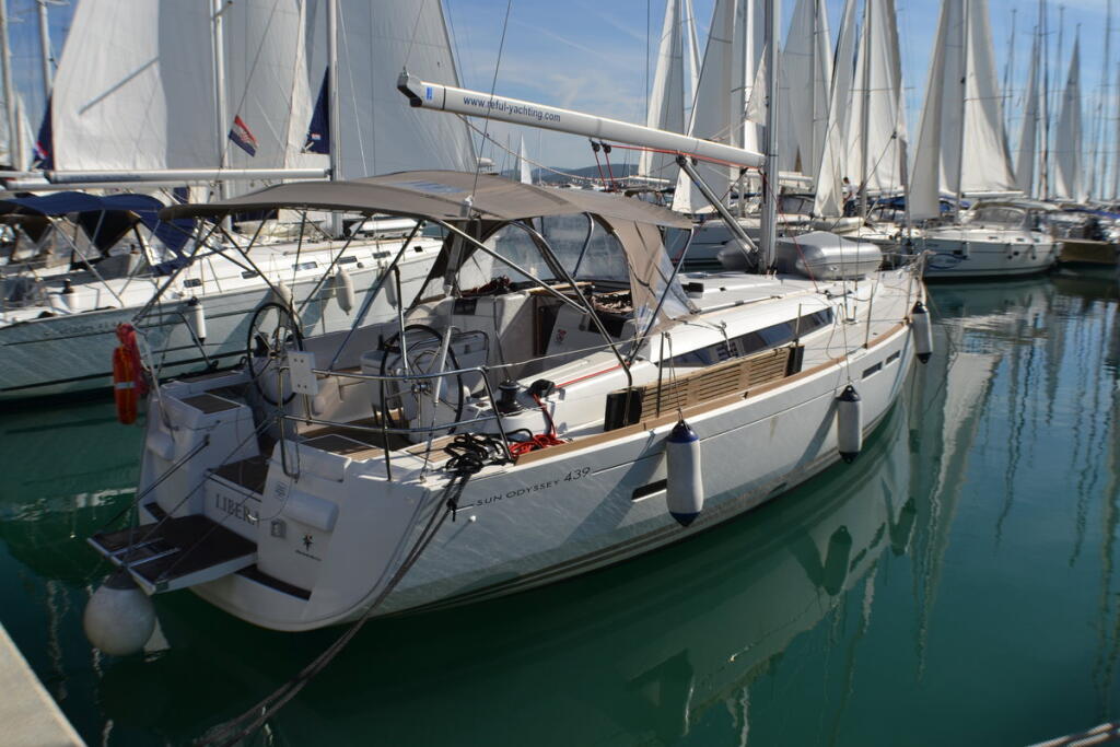 Sailing yacht 