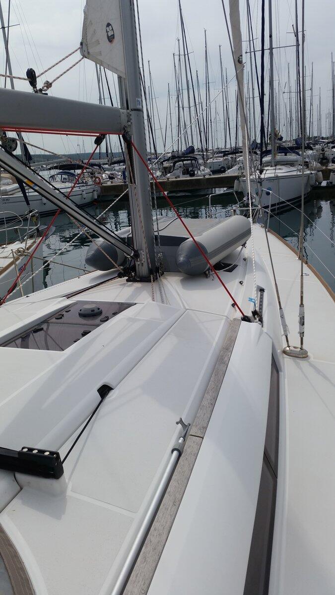 Sailing yacht 