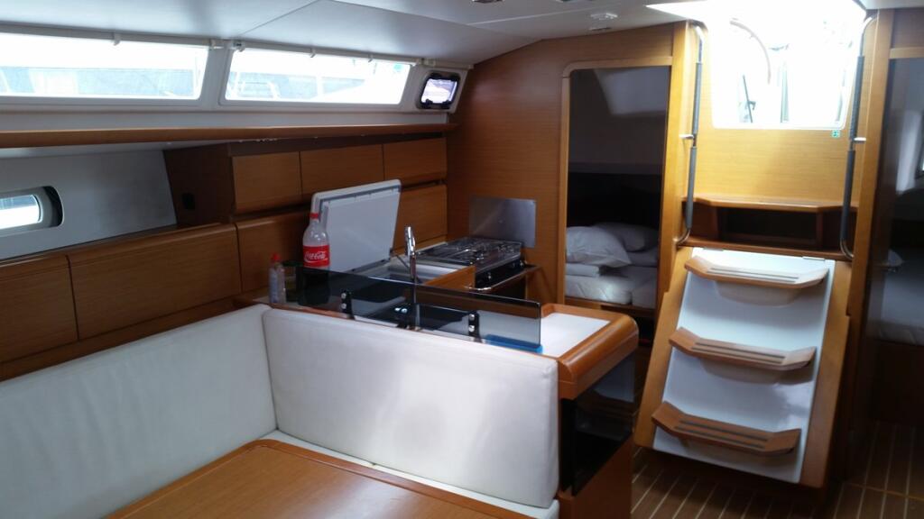 Sailing yacht 