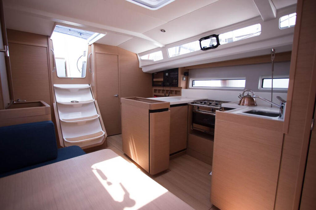 Sailing yacht 