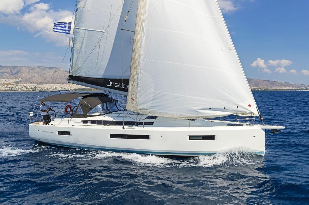 Sailing yacht 
