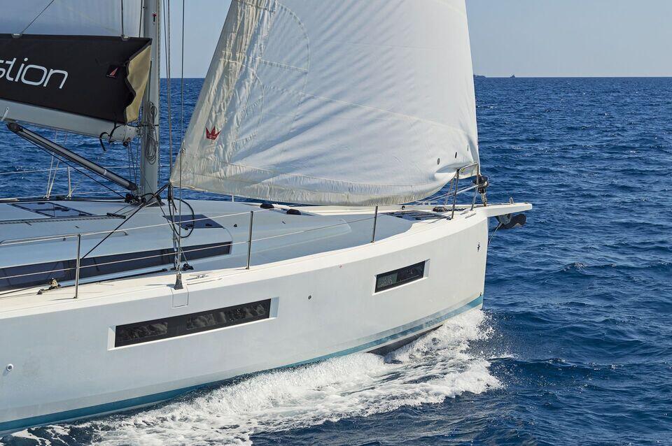 Sailing yacht 