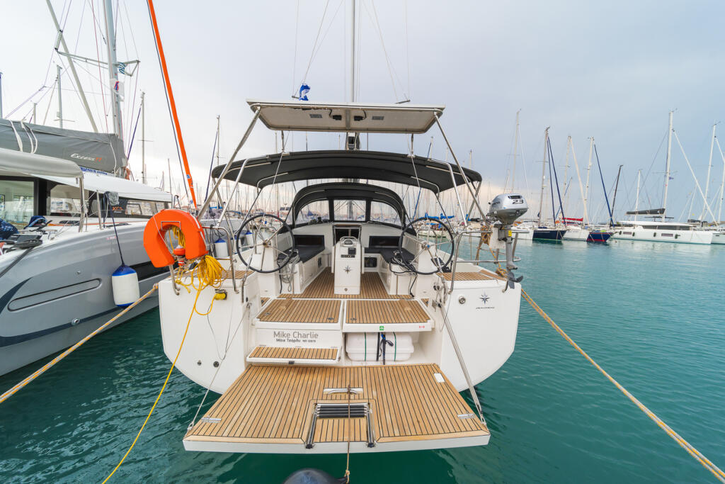 Sailing yacht 
