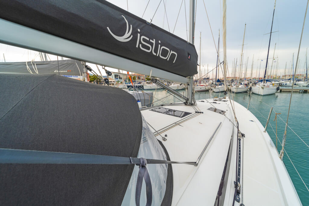 Sailing yacht 