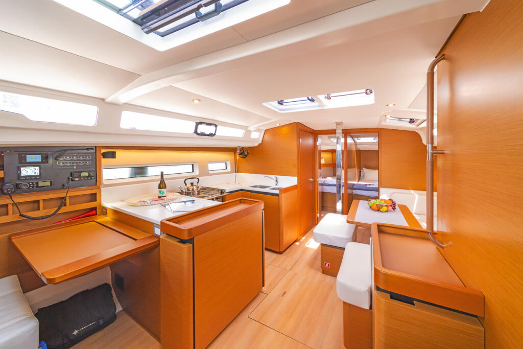 Sailing yacht 
