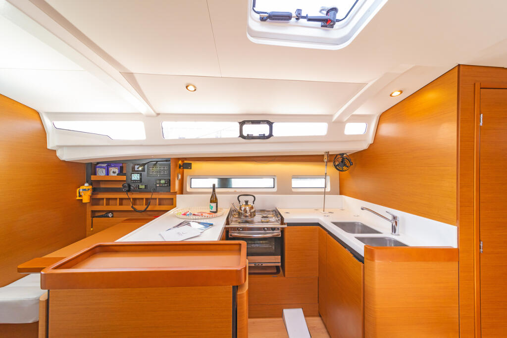 Sailing yacht 