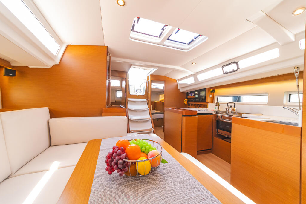 Sailing yacht 