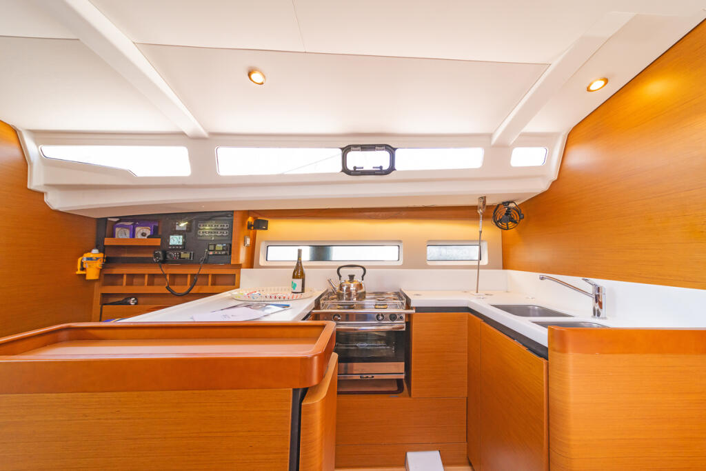 Sailing yacht 