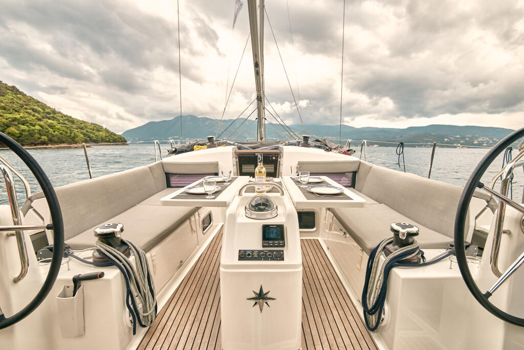 Sailing yacht 