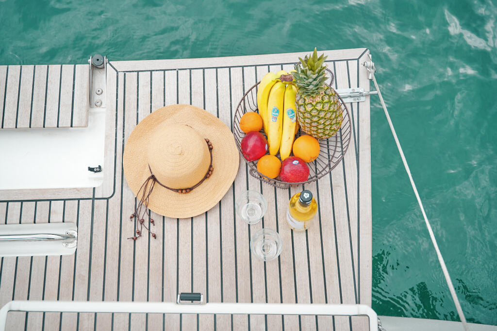 Sailing yacht 