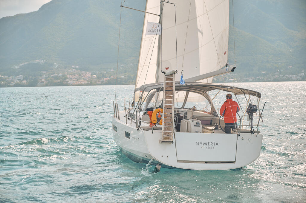 Sailing yacht 