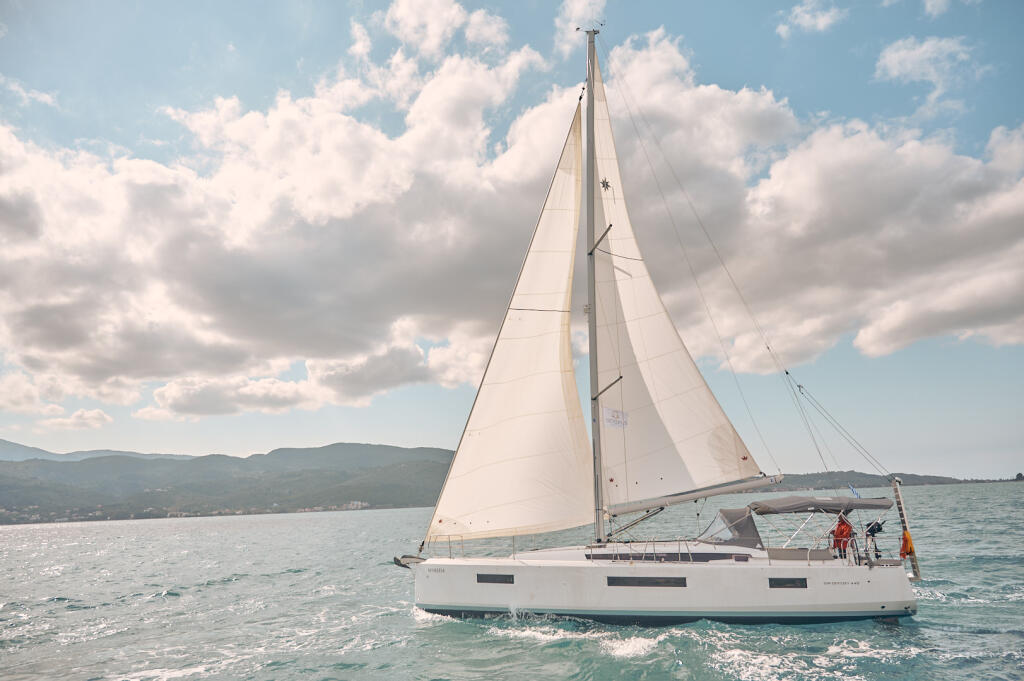 Sailing yacht 