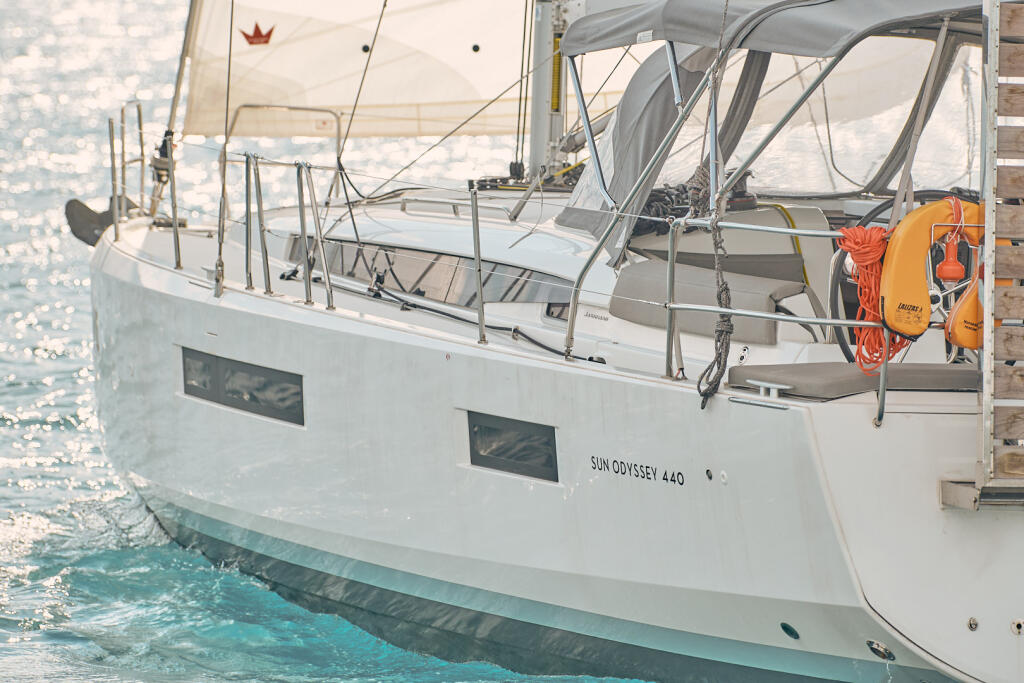 Sailing yacht 
