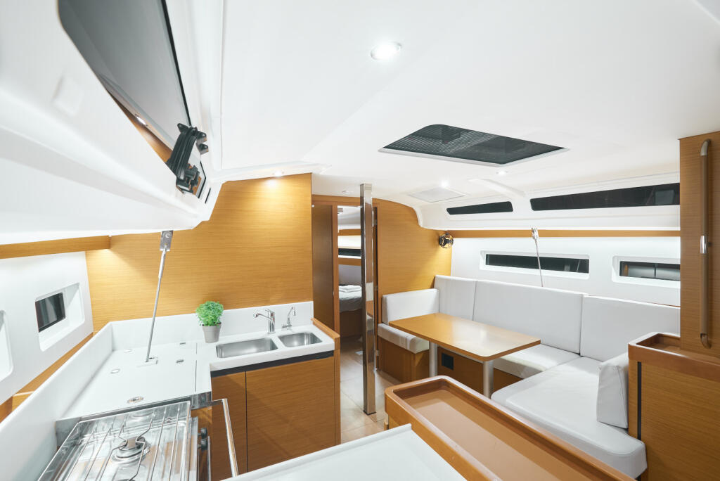Sailing yacht 