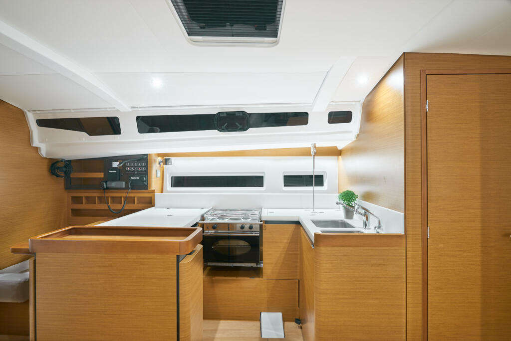 Sailing yacht 