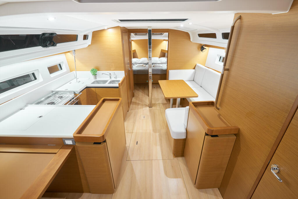 Sailing yacht 