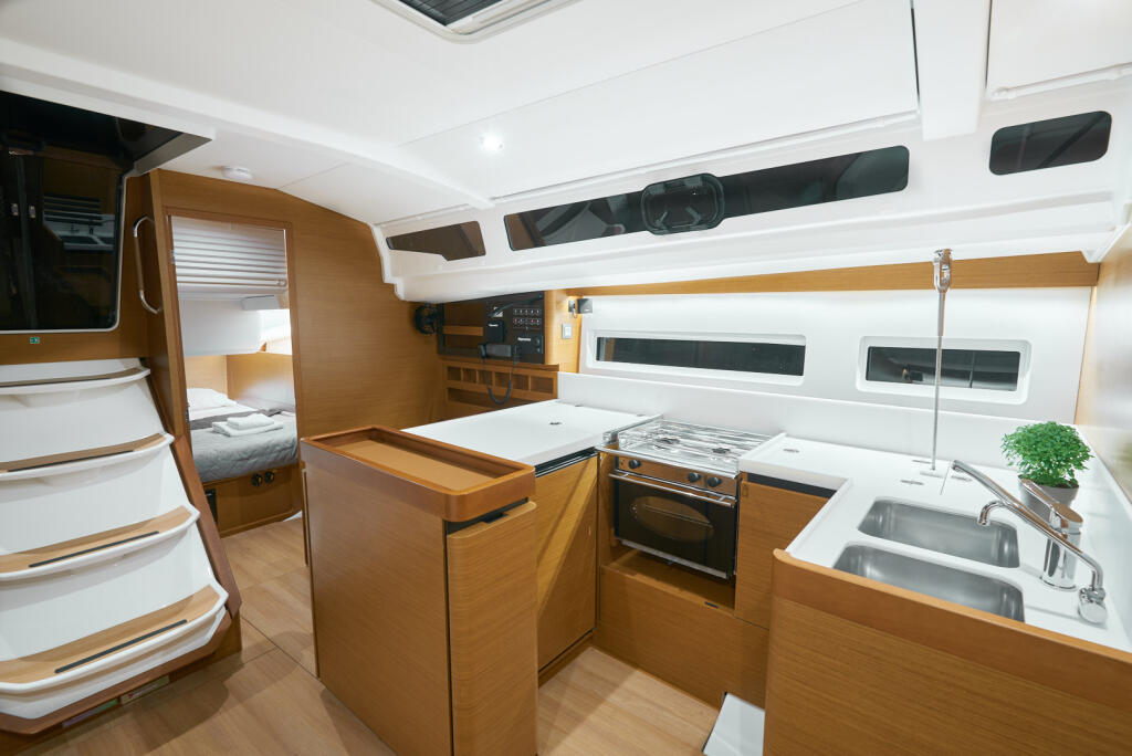 Sailing yacht 