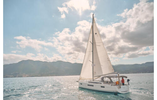 Sailing yacht 