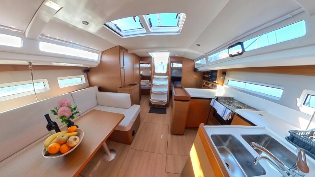 Sailing yacht 